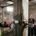 Kentsel dönüşüm risk analizi kapsamında uzman mühendisler tarafından gerçekleştirilen bina kolonu karot örneği alımı ve teknik inceleme süreci.