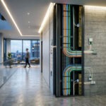 Mimari tasarım aşamasında duvara entegre edilmiş akıllı bina IoT sensörleri ve teknik altyapı detayı.